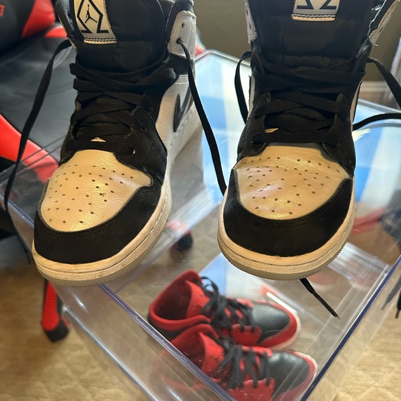 Air Jordan 1 glow in the dark soles with shiny front and back and soft cloth. - Picture 7 of 8